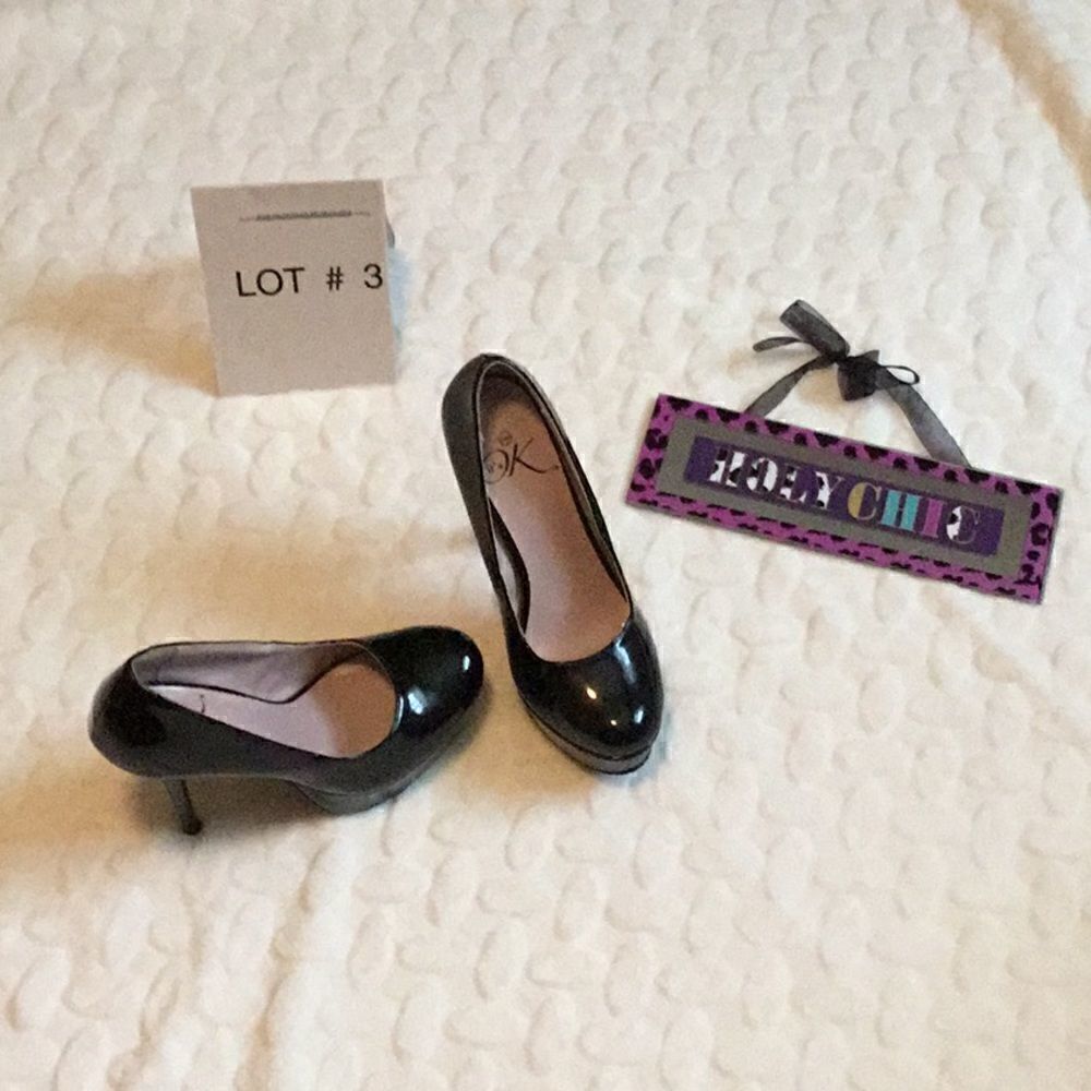 Black shiny patent leather stilettos in size 61/2